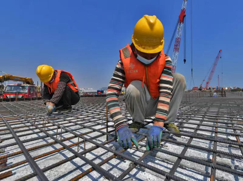 工人正在捆绑加固桥钢筋