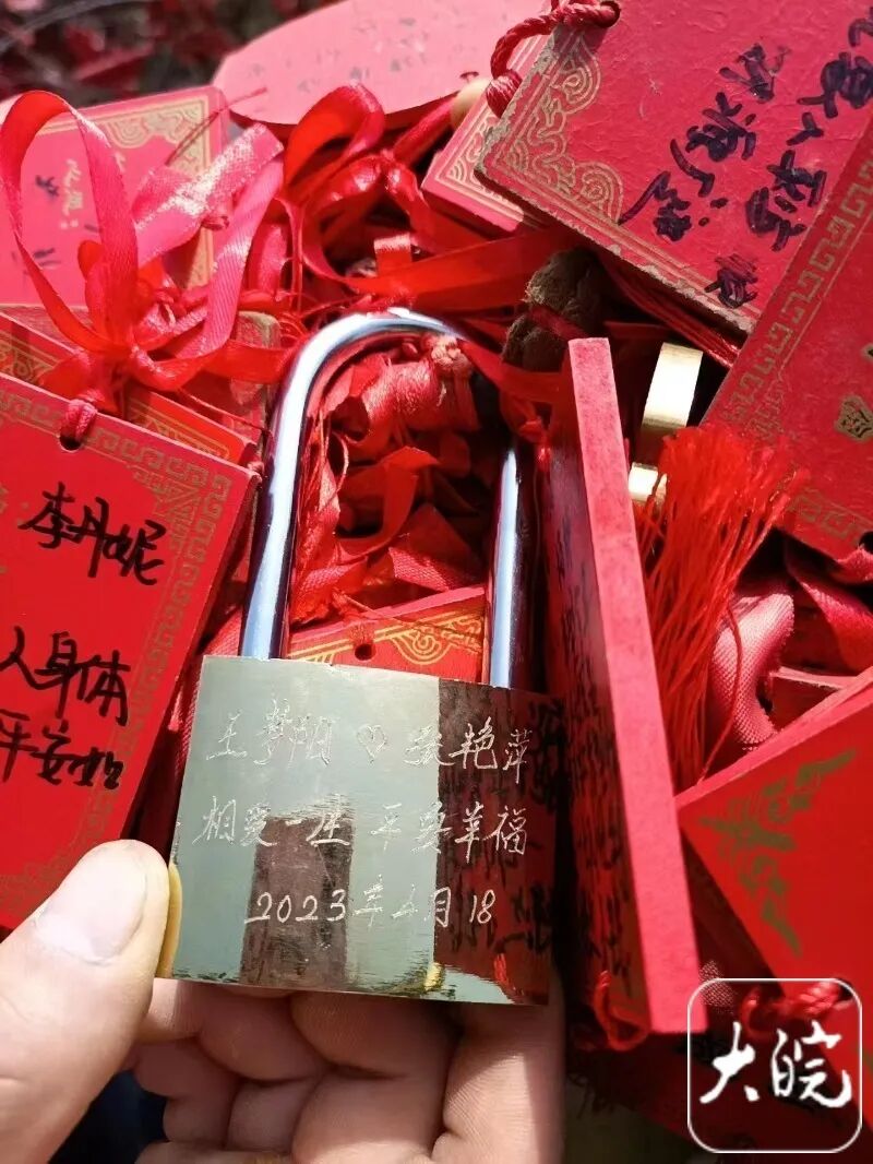 “河南女子在老君山随手拍下3年前的生锈同心锁”后续：锁主人七夕将再回老君山